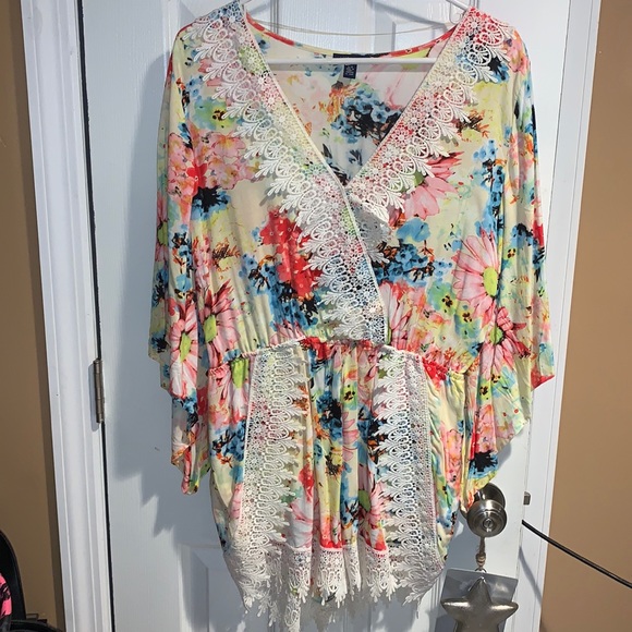 White Lace Trim Floral Romper - Picture 1 of 5